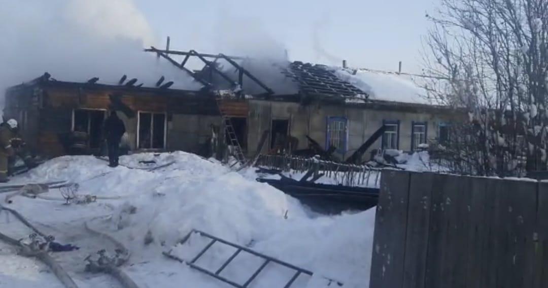 Фото Женщина и двое детей погибли в горящем бараке под Новосибирском: подробности трагедии 2